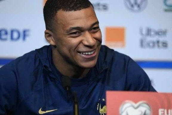 Mbappe tiếp tục gắn bó với PSG.