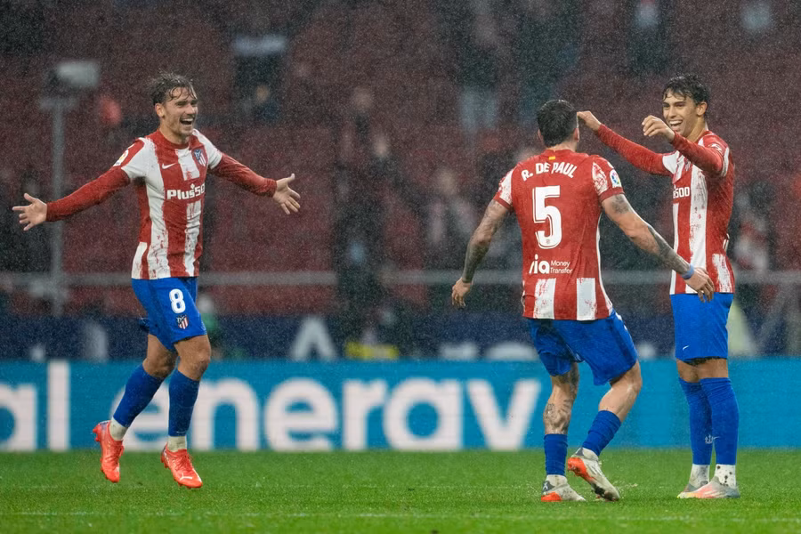 Atletico đã vươn lên dẫn đầu bảng xếp hạng…
chơi xấu ở Cúp C1 