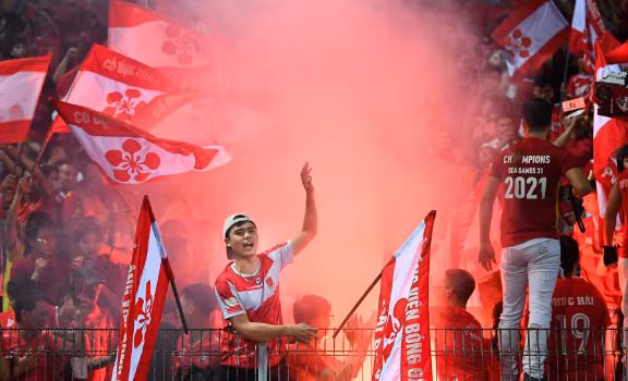 CĐV Hải Phòng đốt pháo sáng trên sân Hàng Đẫy ở vòng 4 giai đoạn hai V.League.