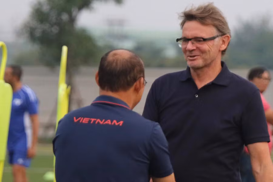 HLV Troussier dự kiến sẽ ký hợp đồng với VFF vào ngày 27/2 tới.