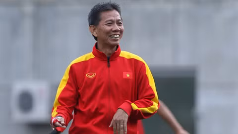 HLV Hoàng Anh Tuấn ngợi khen học trò sau trận thua Dubai FC.