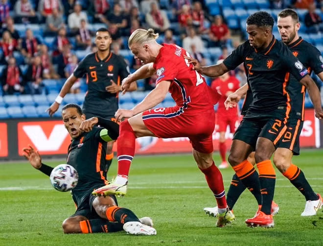 Hàng thủ Hà Lan bất lực trước Halaand (áo đỏ). Ảnh AP.