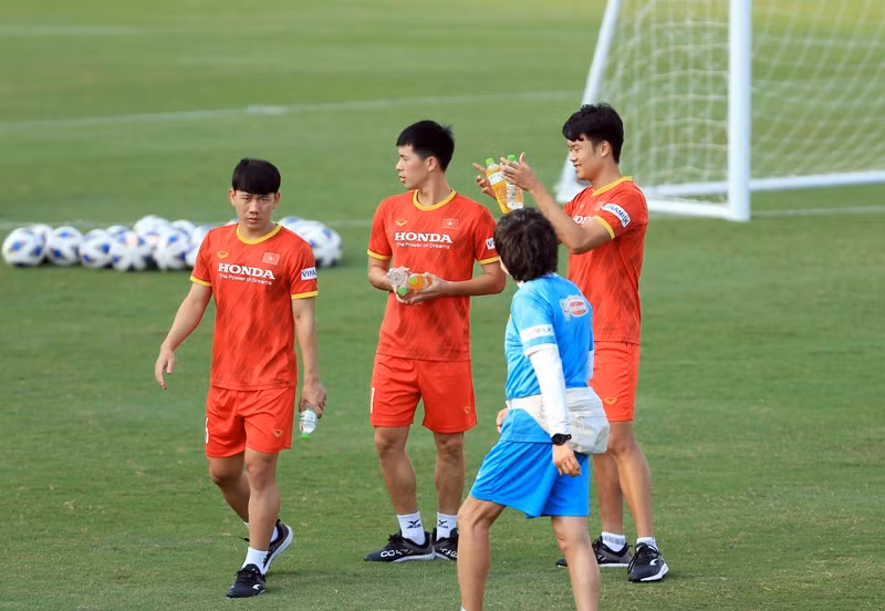 Đình Trọng, Bùi Tiến Dũng và Minh Vương tích cực tập luyện ở VFF