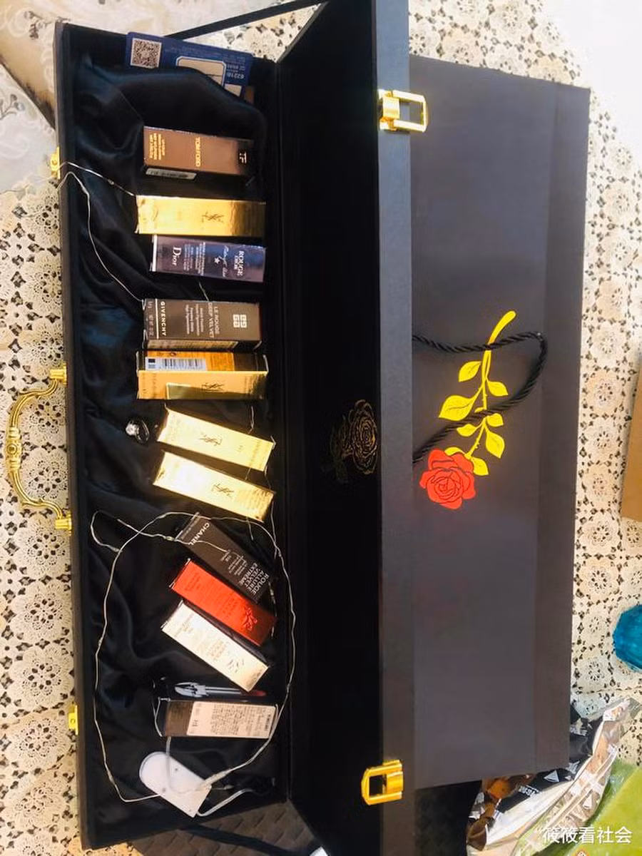 11 thỏi son trong hộp quà.