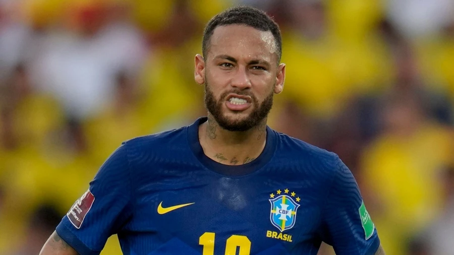 Neymar nhận được sự quan tâm của Chelsea và nhiều đội bóng Anh.