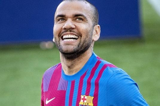 Dani Alves tiết lộ có hiềm khích với Ronaldo nhưng rất thích tiền đạo này.