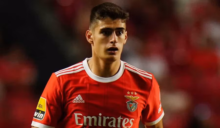 Antonio Silva nhận được sự quan tâm của MU.