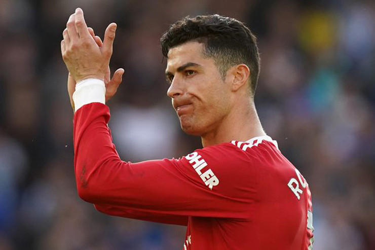 Ronaldo tiếp tục gắn bó với Man United ở mùa giải mới.