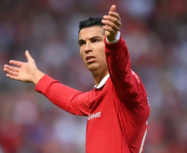 Ronaldo được chị gái bênh vực khi bị chủ tịch Real chê hết thời.