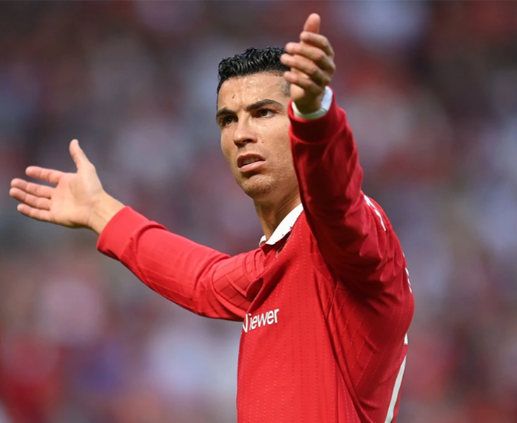 Ronaldo được chị gái bênh vực khi bị chủ tịch Real chê hết thời.