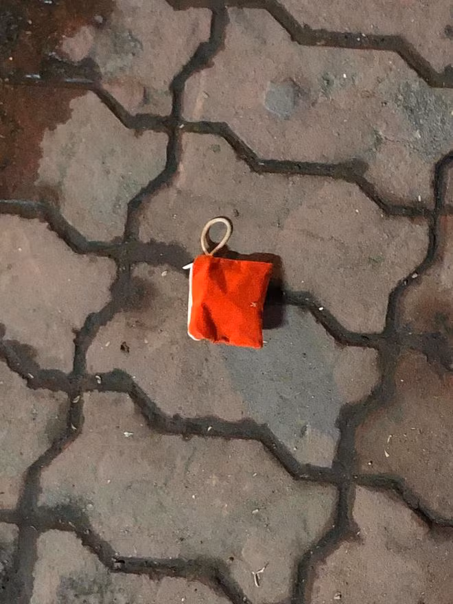 Nhặt được ví màu đỏ giữa đường, thanh niên bật cười khi đọc bức thư tình bên trong - Ảnh 1.