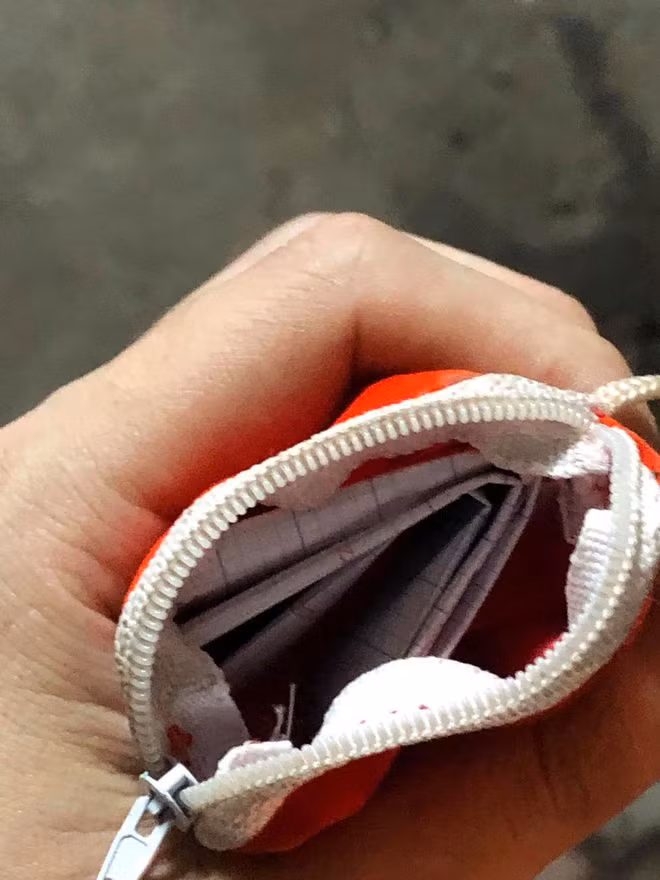 Nhặt được ví màu đỏ giữa đường, thanh niên bật cười khi đọc bức thư tình bên trong - Ảnh 2.