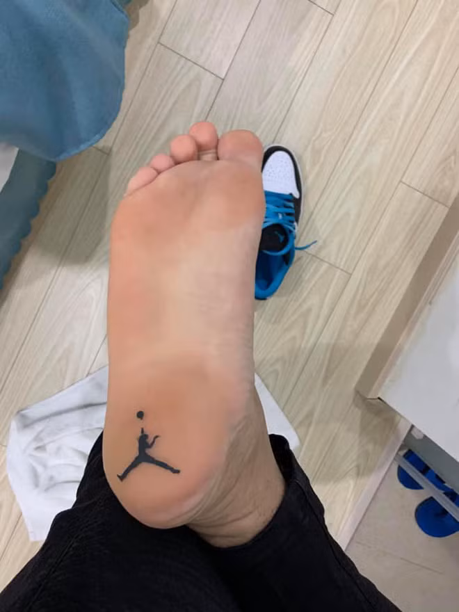 Hóa ra logo đã bị dính chặt vào đây rồi này.