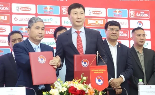 HLV Kim Sang-sik được giao chỉ tiêu vào chung kết AFF Cup.