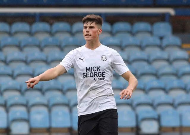 Sao trẻ Ronnie Edwards lọt tầm ngắm của Man United.