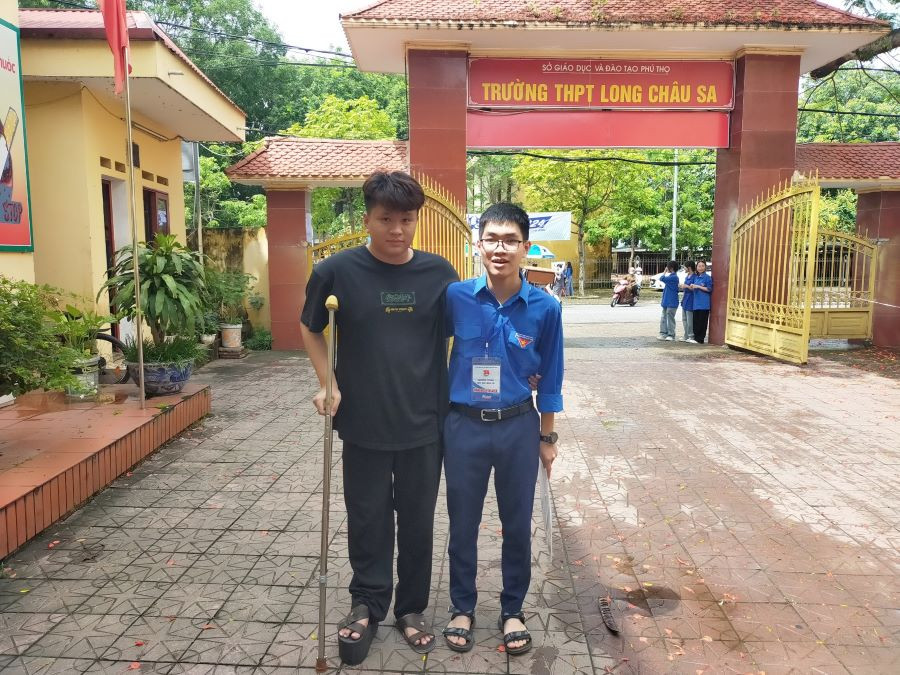 Thí sinh Hà Ngọc Tú (bên trái) được tình nguyện viên tại điểm thi Trường THPT Long Châu Sa nhiệt tình hỗ trợ. Thí sinh Hà Ngọc Tú (bên trái) được tình nguyện viên tại điểm thi Trường THPT Long Châu Sa nhiệt tình hỗ trợ.