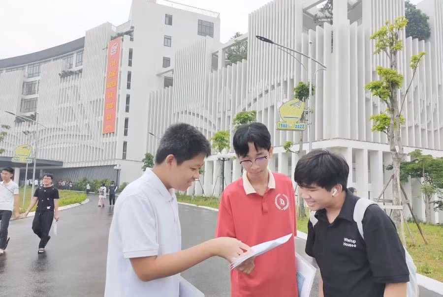 Thí sinh trao đổi thảo luận sau khi kết thúc môn thi chuyên tiếng Anh tại trường THPT Chuyên Hùng Vương.