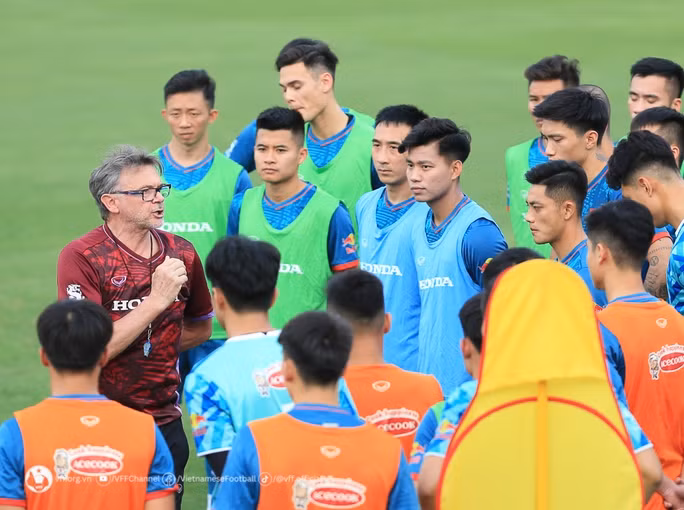 Tuyển Việt Nam so tài với Hong Kong (Trung Quốc) trên sân vận động Lạch Tray vào lúc 19h30 ngày 15/6.