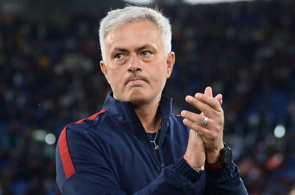 HLV Mourinho chưa chốt tương lai trước sự mời gọi của nhiều CLB.