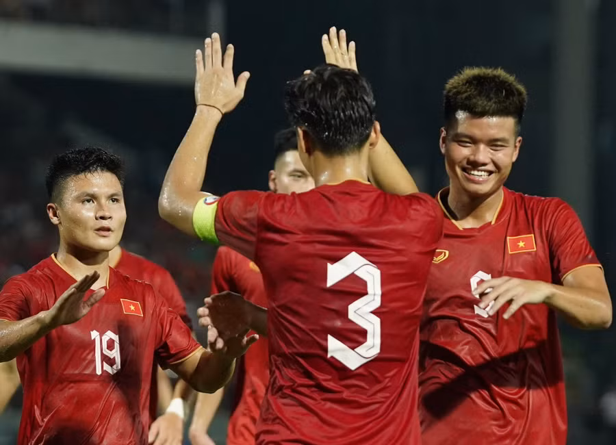 Tuyển Việt Nam thắng nhạt nhòa Hong Kong trên sân Lạch Tray.