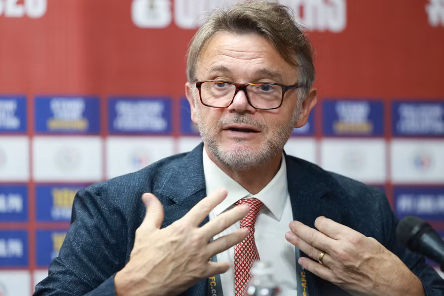 HLV Troussier có kế hoạch táo bạo với bóng đá Việt Nam.