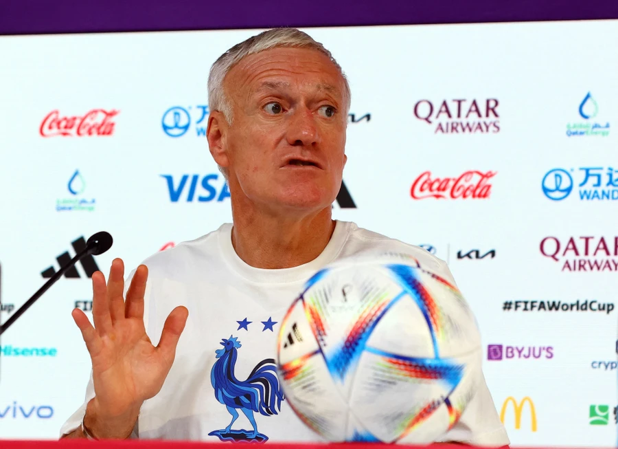 HLV Didier Deschamps hài lòng về ban cán sự đội tuyển Pháp.