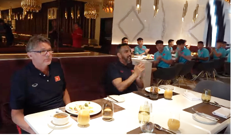 HLV Troussier đón sinh nhật ấm áp bên các học trò U23 Việt Nam .