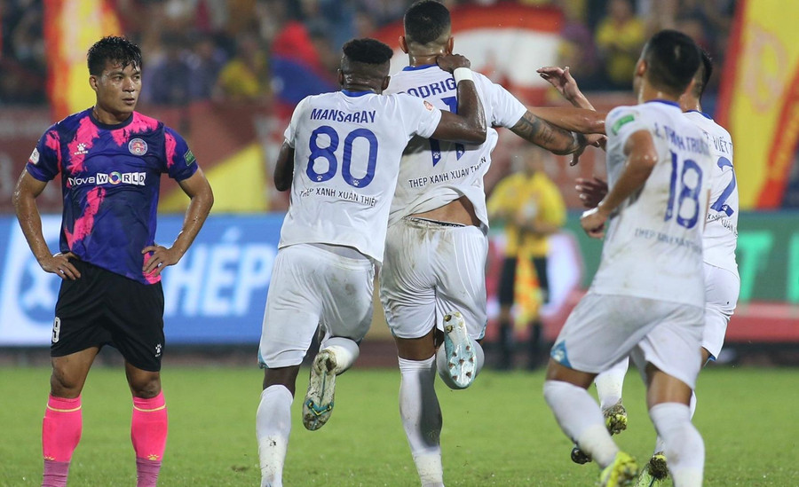 Nam Định trụ hạng sớm một vòng đấu sau chiến thắng trước Sài Gòn FC.
