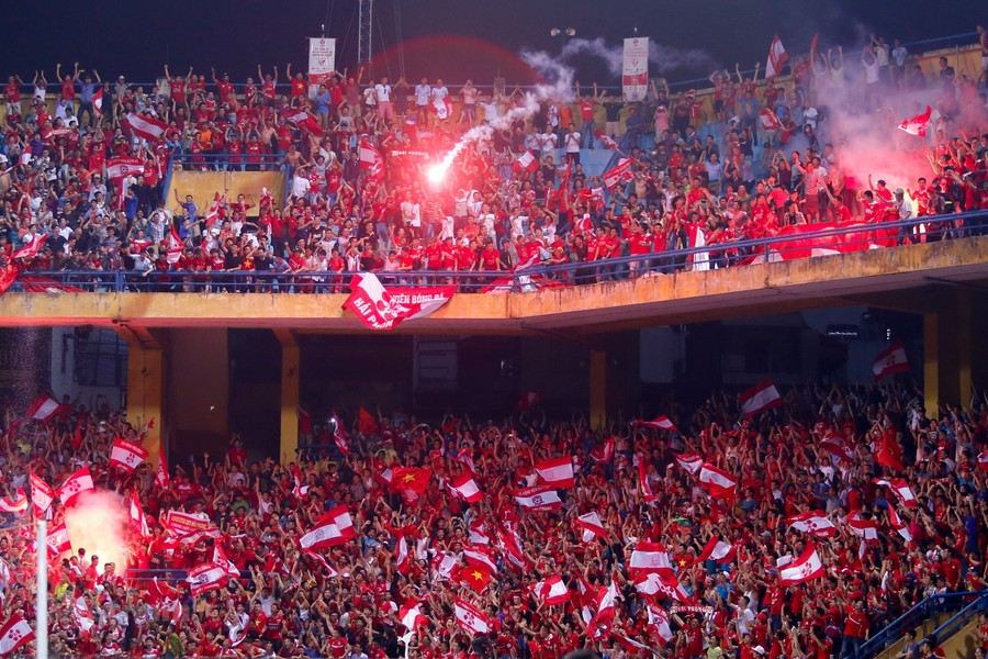 Hải Phòng và Hà Nội FC nhận án phạt vì để cổ động viên đốt pháo sáng ở vòng 6 V.League.