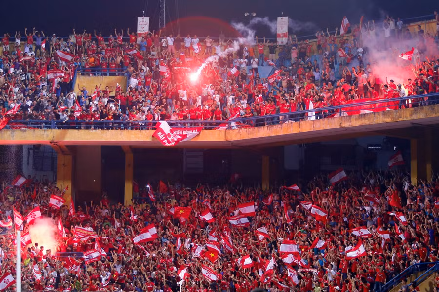 Hải Phòng và Hà Nội FC nhận án phạt vì để cổ động viên đốt pháo sáng ở vòng 6 V.League.