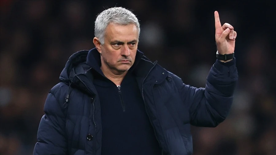 HLV Mourinho nhận được lời mời đặc biệt từ tuyển Ả Rập Xê-út.