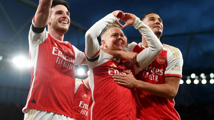 Arsenal chia tay thủ môn Alex Runarsson. 