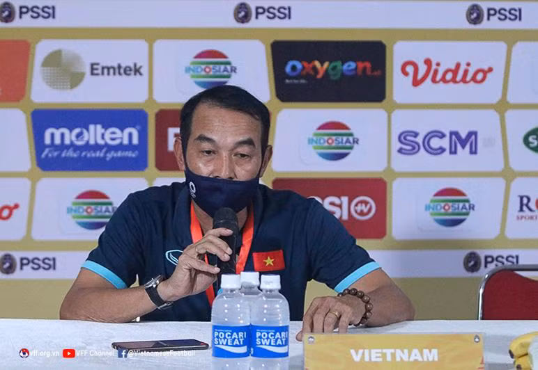 HLV Đinh Thế Nam chưa thực sự hài lòng dù U19 Việt Nam thắng cách biệt Myanmar.