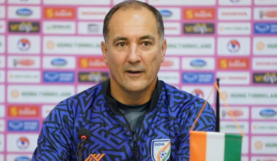 HLV Ấn Độ thất vọng khi đội nhà để Singapore cầm hòa.