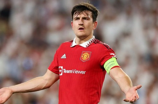 Harry Maguire bị tước băng đội trưởng MU.