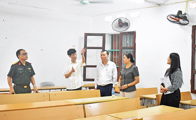 Đoàn công tác kiểm tại điểm thi Trường THPT Phù Ninh, huyện Phù Ninh.