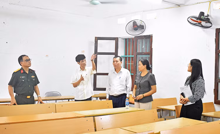 Đoàn công tác kiểm tại điểm thi Trường THPT Phù Ninh, huyện Phù Ninh.