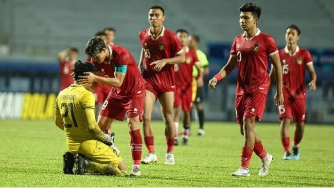 Bóng đá Indonesia cân nhắc rời AFC sau trận thua U23 Việt Nam.