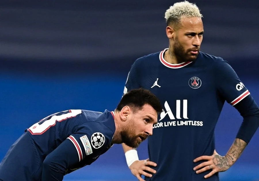 Neymar chỉ trích PSG đối xử tệ bạc với Messi.