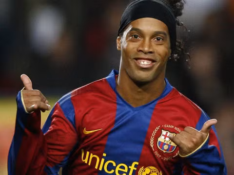 Ronaldinho phủ nhận việc theo nghiệp HLV bóng đá.