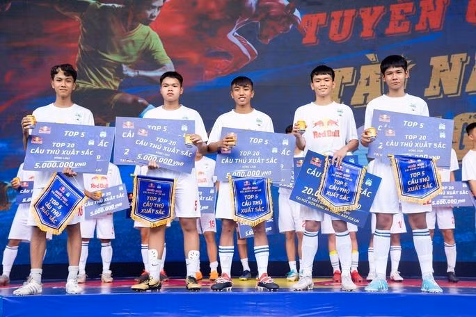 5 tài năng trẻ đỗ vào lò HAGL sau 4 tháng dự thi.