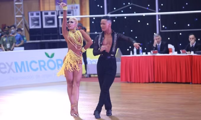 Trung Kiên và Hồng Anh đã mang về hai huy chương vàng khiêu vũ thể thao. Ảnh: Phạm Đương.