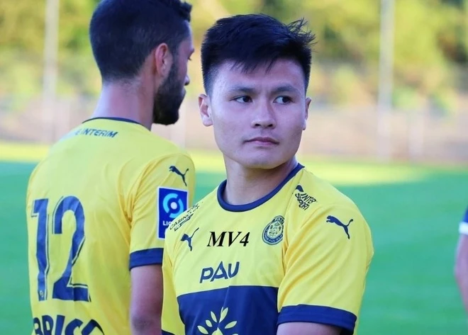 Quang Hải ngày càng cạn kiệt cơ hội ra sân ở Pau FC.