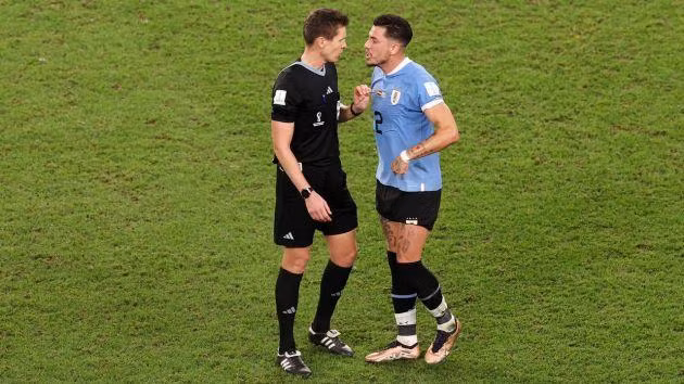 Gimenez nguy cơ đối diện với án phạt nặng vì hành vi không đẹp trong trận gặp Ghana.