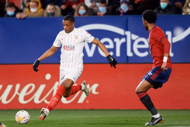 Thi đấu mờ nhạt, Martial bị CLB Sevilla trả về Man United.