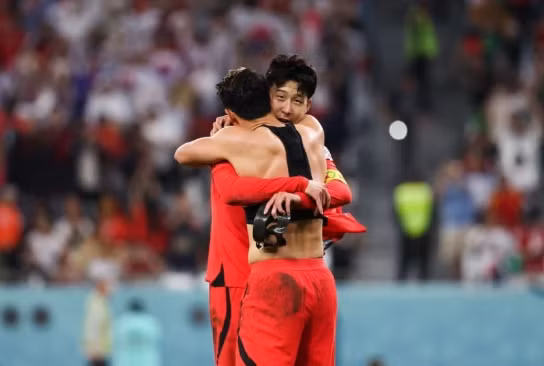 Son Heung-min vỡ òa cảm xúc khi giúp Hàn Quốc đi tiếp.