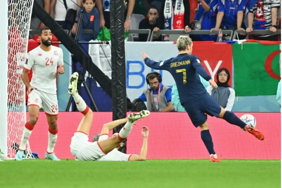 Griezmann thực hiện cú vô lê tuyệt đẹp vào lưới Tunisia.