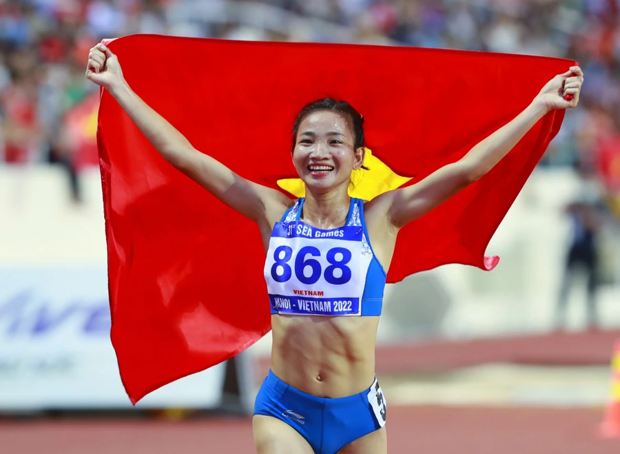 Nguyễn Thị Oanh được thưởng ô tô sau thành tích giành 3 Huy chương Vàng SEA Games cho điền kinh Việt Nam. 