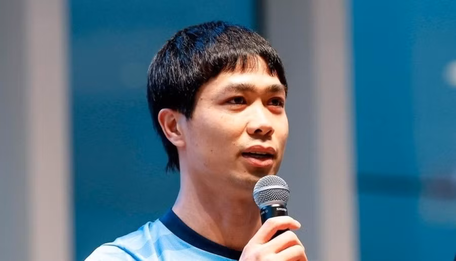 Công Phượng hào hứng trong ngày ra mắt đội bóng Nhật Bản.