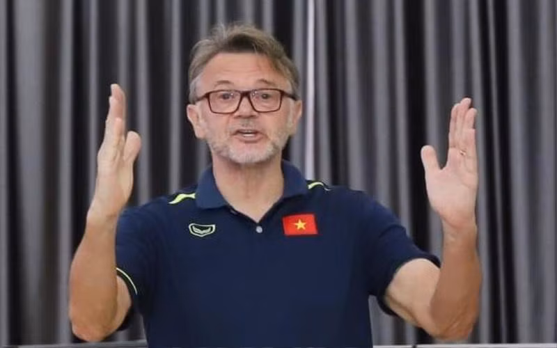 HLV Troussier trả thêm 3 cầu thủ trẻ về câu lạc bộ.